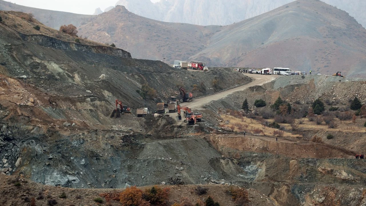Sivas'ta göçük altında kalan işçiyi...