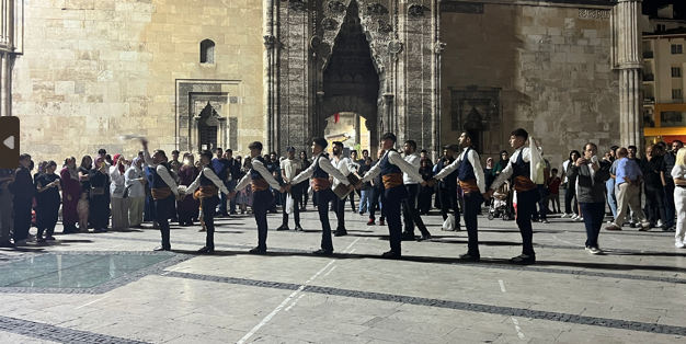 Sivas’ta gurbetçilere halaylı karşılama