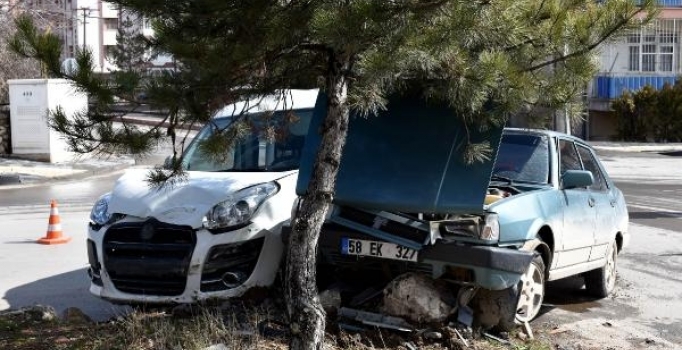 Sivas'ta hafif ticari araç ile otomobil çarpıştı: 6 kişi yaralı