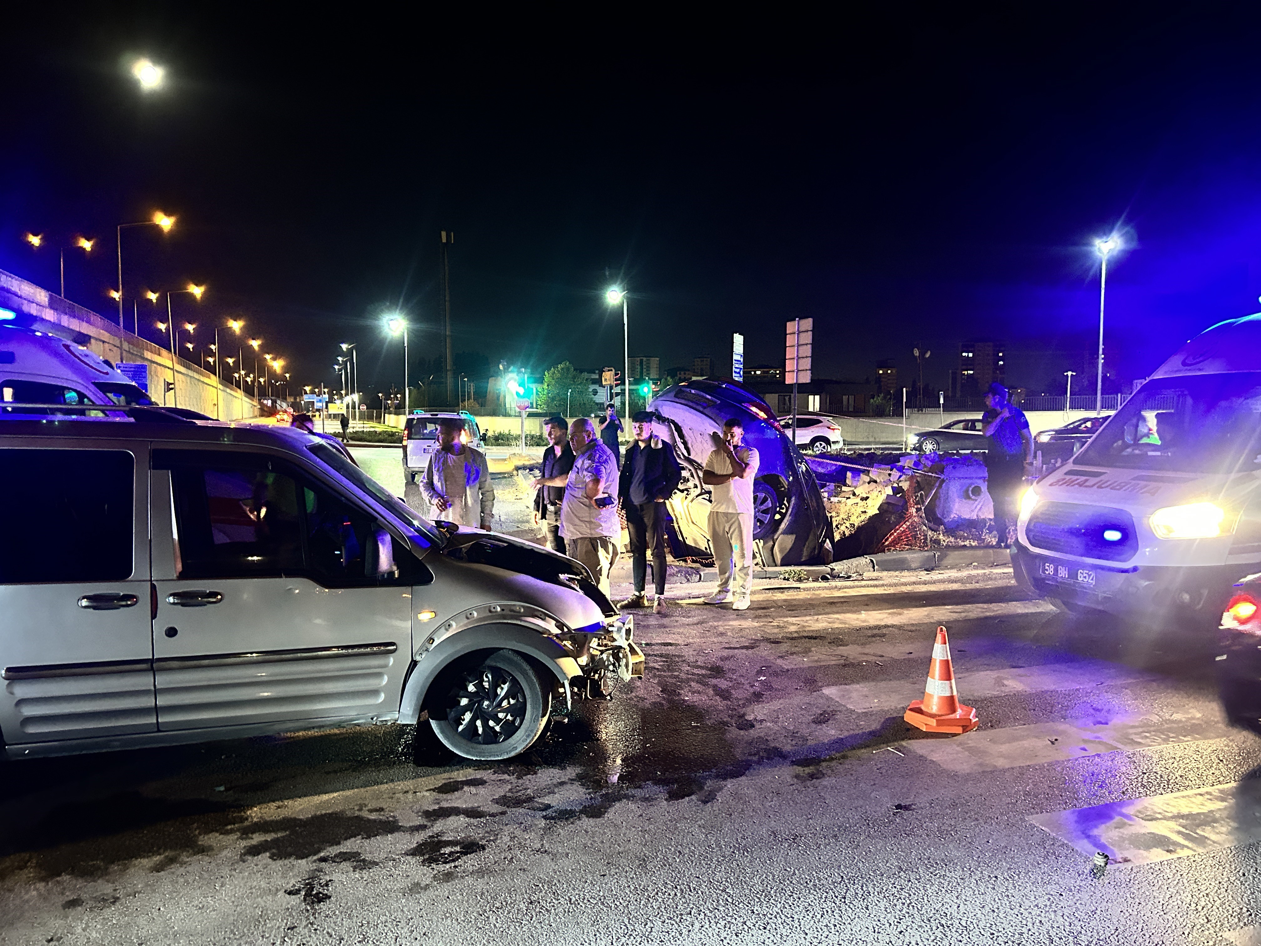 Sivas'ta hafif ticari araçla otomobil çarpıştı