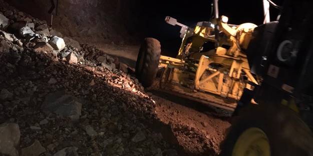Sivas'ta heyelan! Yol kapandı