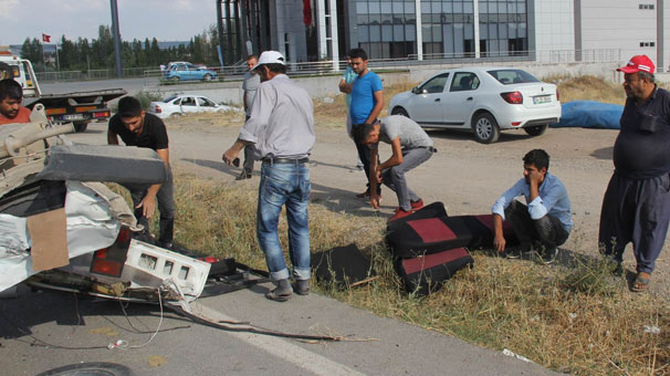 Sivas'ta hurdaya dönen aracın başında dakikalarca bekledi