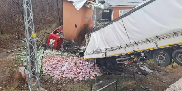 Sivas'ta iki katlı evin üzerine uçan TIR'ın o anları oraya çıktı