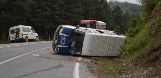 Sivas'ta iki minibüs çarpıştı: 1 ölü, 17 yaralı