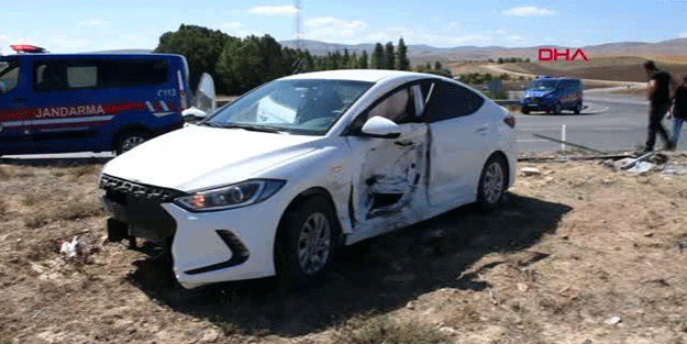 Sivas'ta iki otomobilin çarpışması sonucu 1 kişi öldü, 6 kişi yaralandı