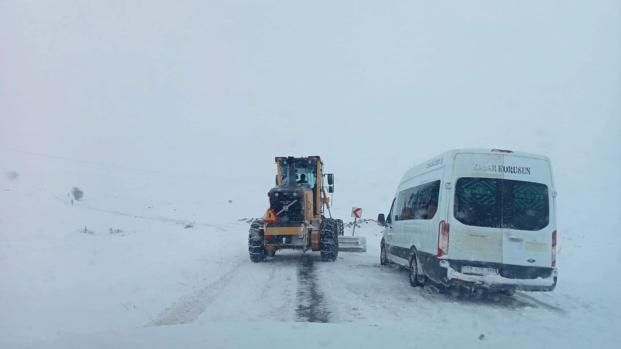Sivas’ta kar esareti! 374 köy yolunu açma çalışmaları devam ediyor