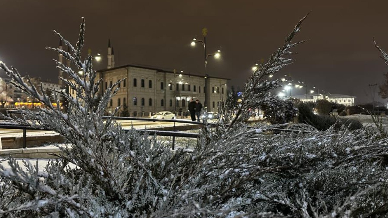 Sivas'ta kar yağışı! Beyaza büründü