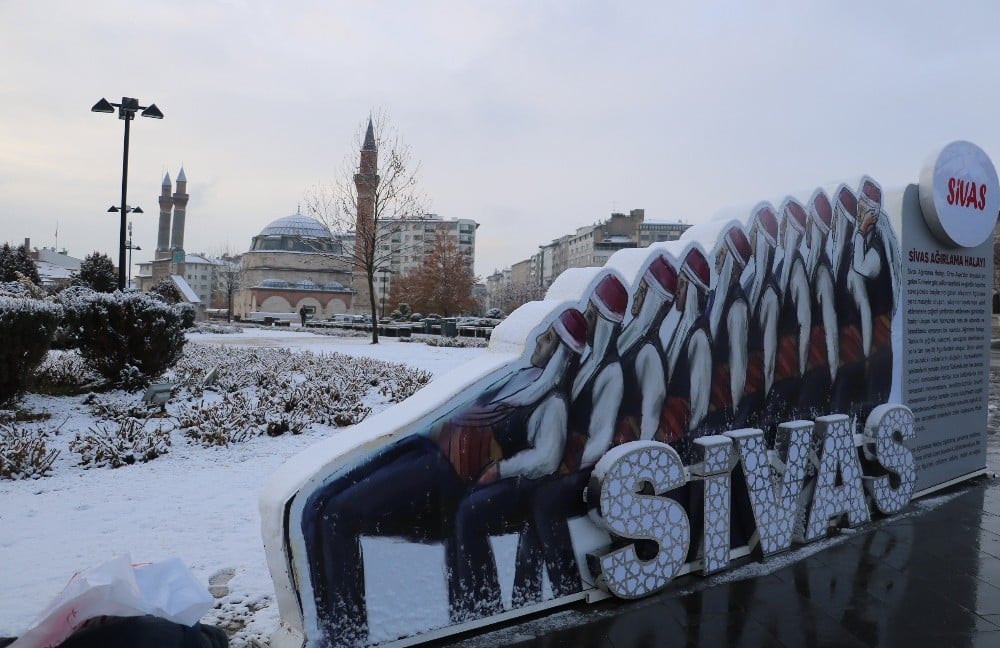 Sivas’ta kar yağışı etkili oldu, 61 köy ile ulaşım kesildi 