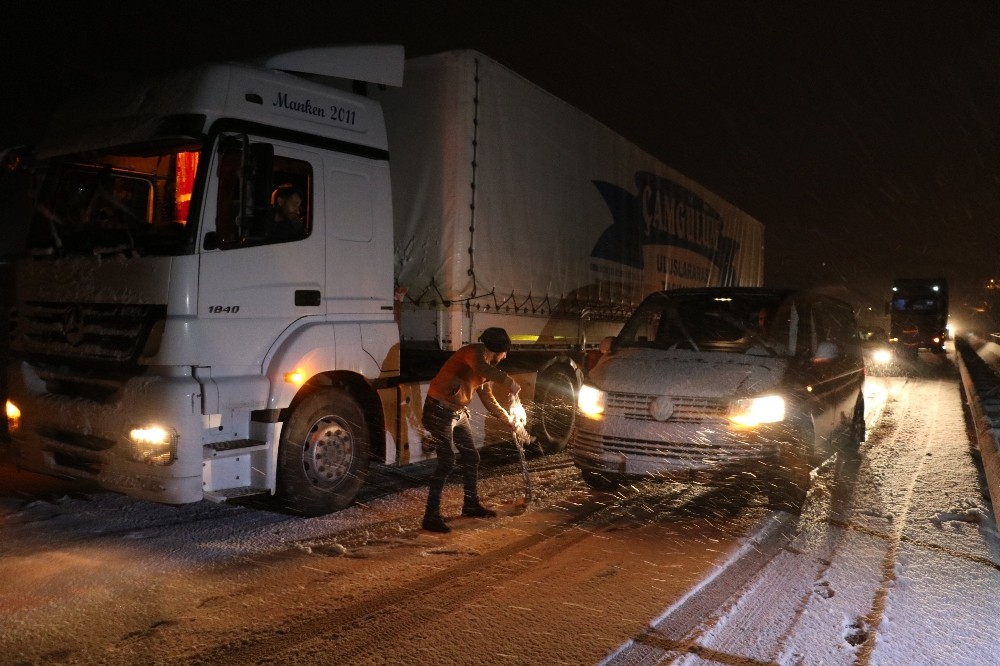 Sivas’ta kar yağışı sürücülere zor anlar yaşattı 