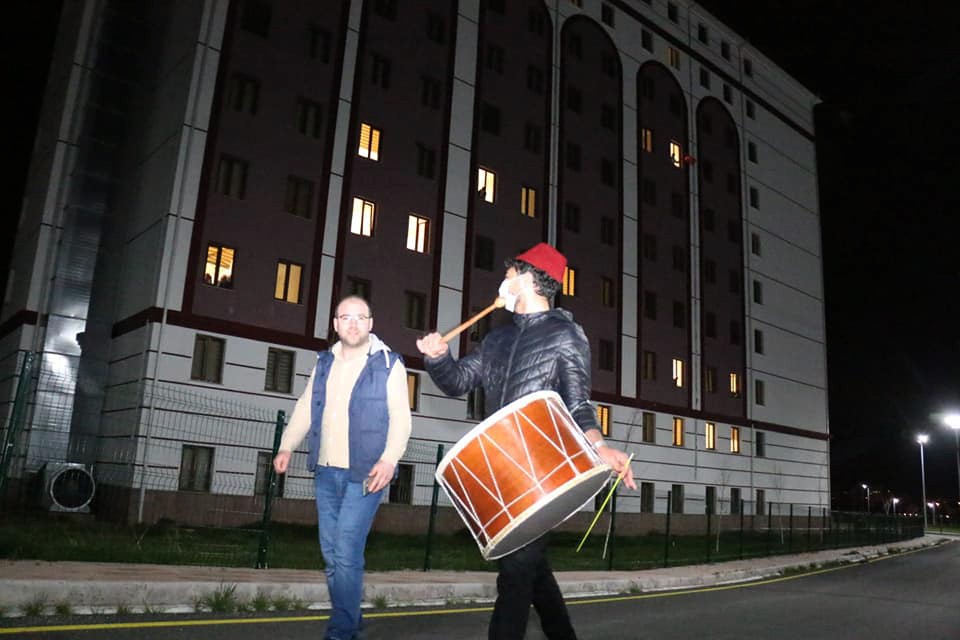 Sivas’ta karantina davul sesleri ile şenlendi 