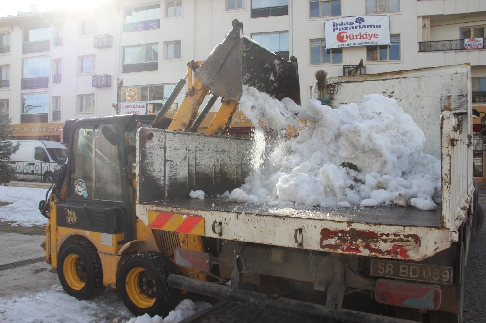 Sivas’ta karlı mücadele sürüyor 