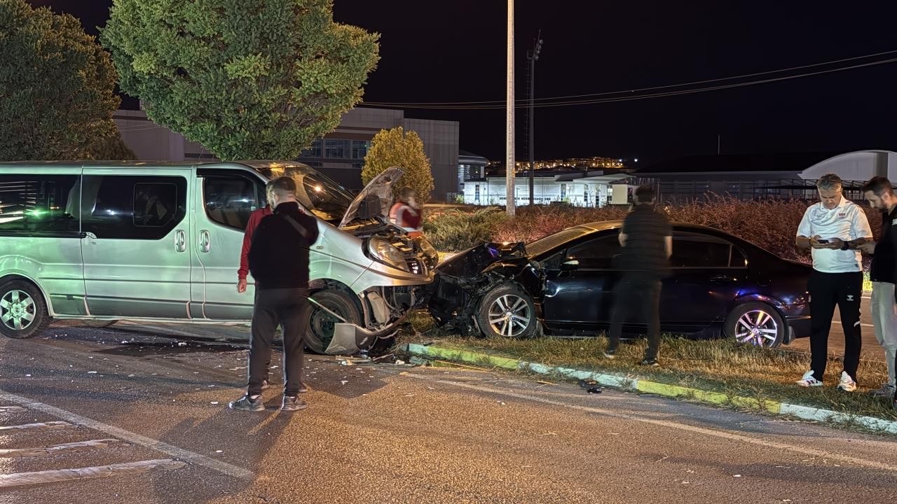 Sivas’ta kaza: Sivassporlu altyapı oyuncuları yaralandı