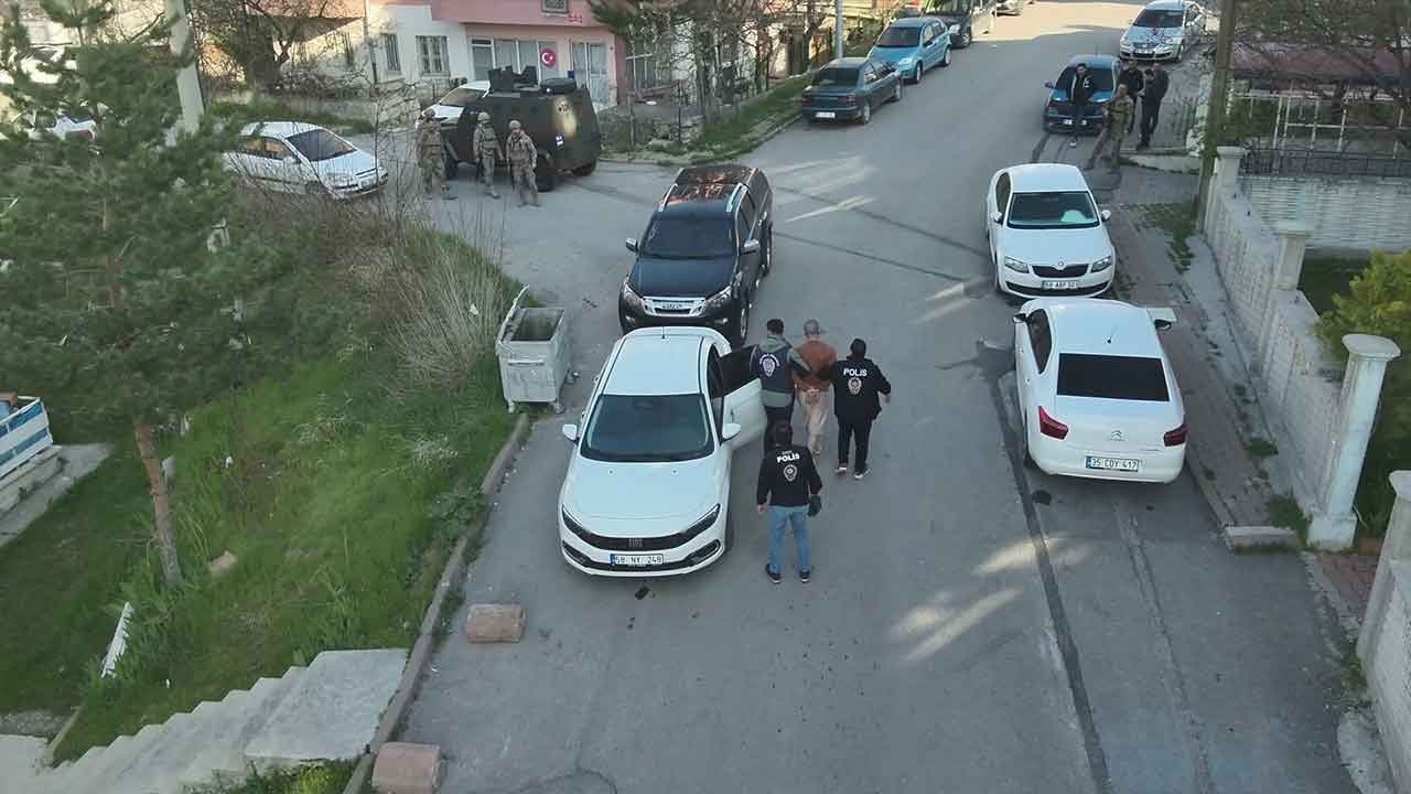 Sivas’ta klavye fareleri kıskıvrak yakalandı! 50 farklı dosyadan aranan dolandırıcılar artık parmaklıklar arkasında!