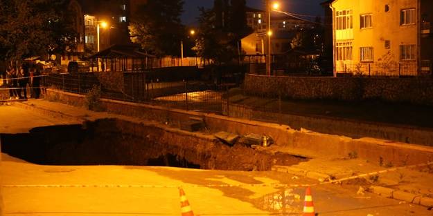 Sivas'ta köprü yapımı için sondaj çalışması sırasında yol çöktü