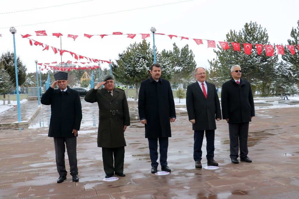 Sivas’ta korona tedbirli anma 