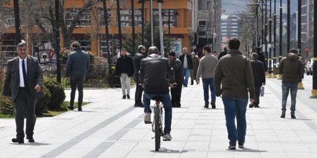 Kentte karantina sayısı arttı! 3'ten fazla kişinin yan yana yürümesi yasaklandı