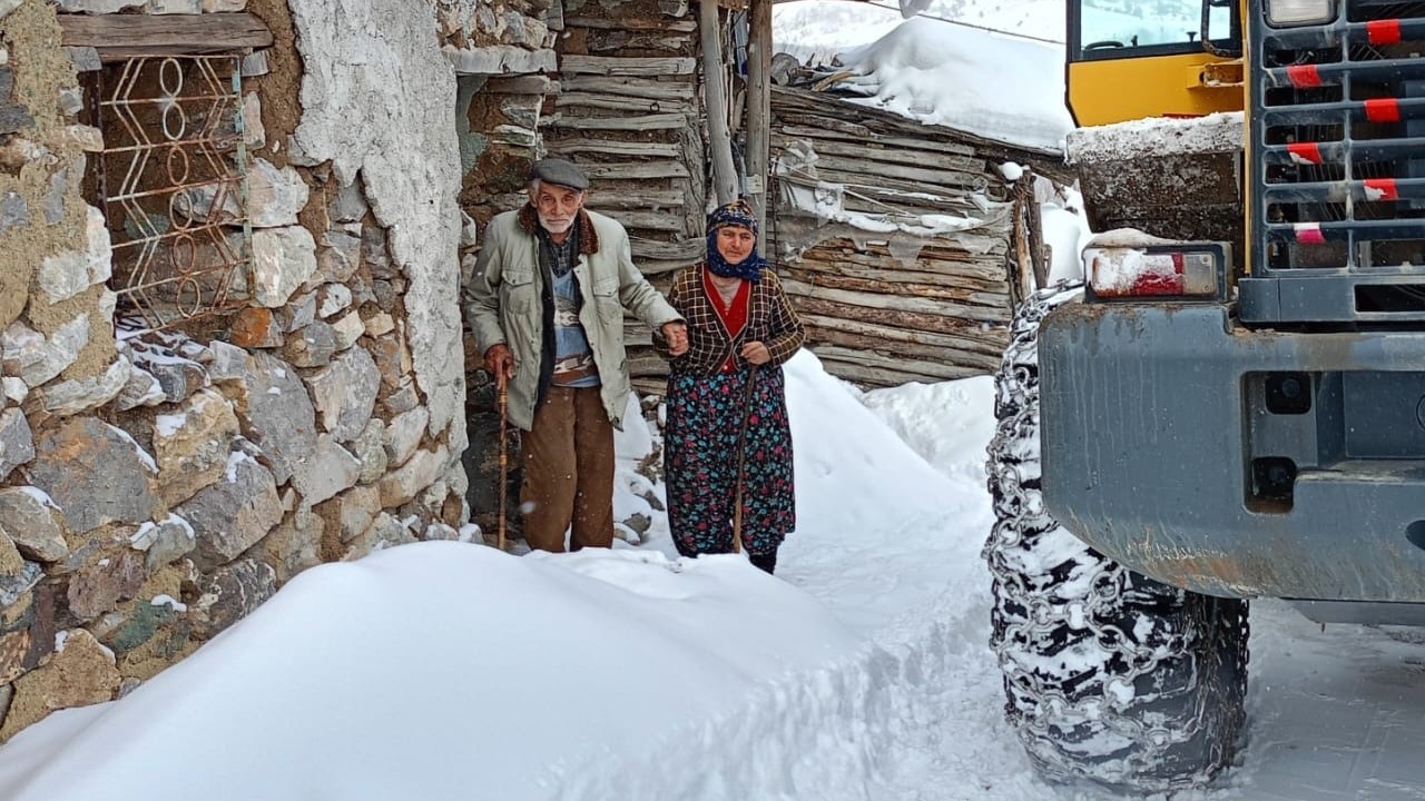 Sivas’ta mahsur kalan yaşlı çiftin yolu açıldı