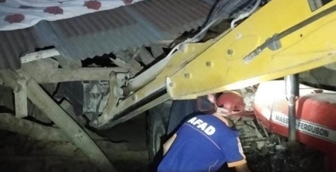 Sivas'ta metruk binanın çatısı çöktü, 2 kardeş yaralandı