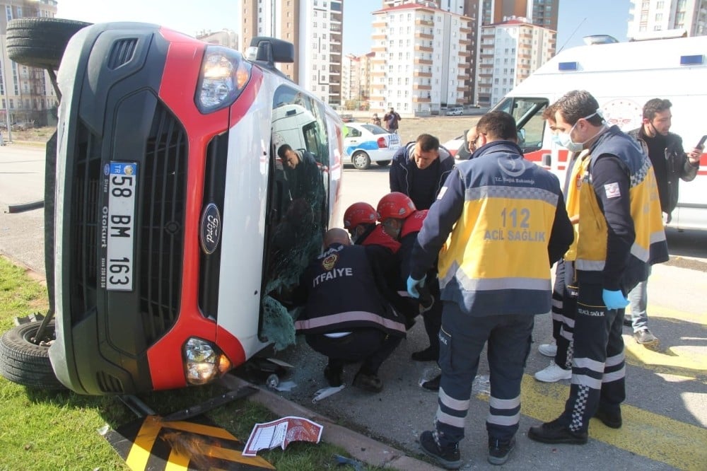 Sivas’ta minibüs devrildi: 1 yaralı 