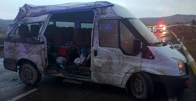 Sivas'ta minibüs devrildi: 8 kişi yaralı