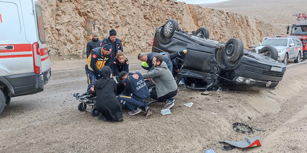 Minibüs takla attı: Yaralılar var