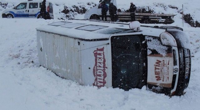 Sivas'ta öğrenci servisi devrildi: 12 yaralı
