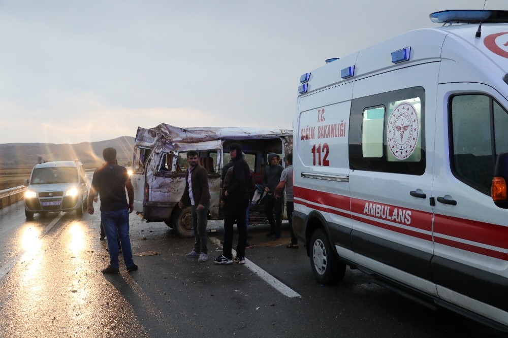 Sivas’ta öğrencilerin bulunduğu minibüs kaza yaptı: 8 yaralı 