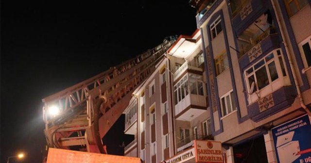 Sivas'ta öğrencilerin ders notları yangın çıkardı