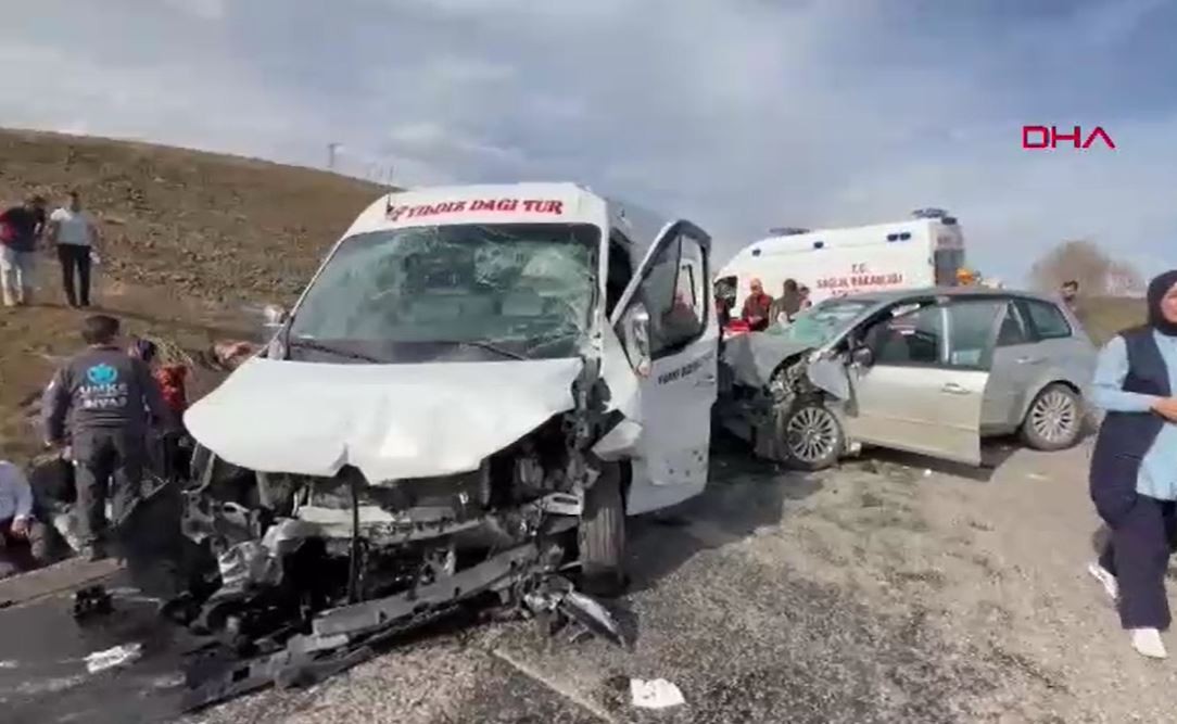 Sivas’ta öğretmenleri taşıyan minibüs, karşı yönden gelen otomobille kafa kafaya çarpıştı: 3'ü ağır 15 kişi yaralandı