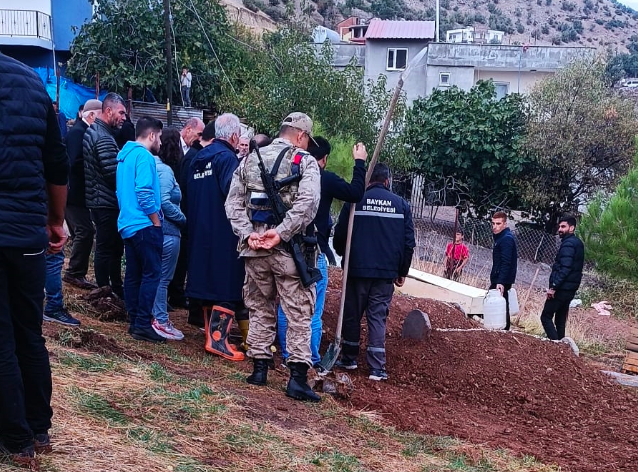 Sivas'ta ölen çocukların cenazeleri karıştı; defnedilenin mezarı açılıp aileye teslim edildi!