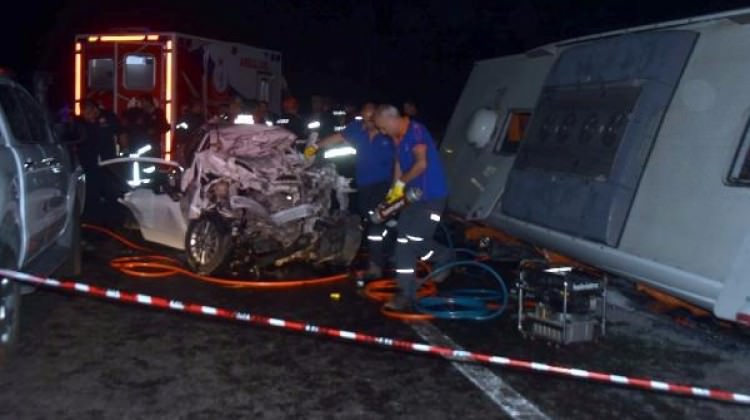 Sivas'ta otobüs otomobille çarpıştı: Çok sayıda yaralı var