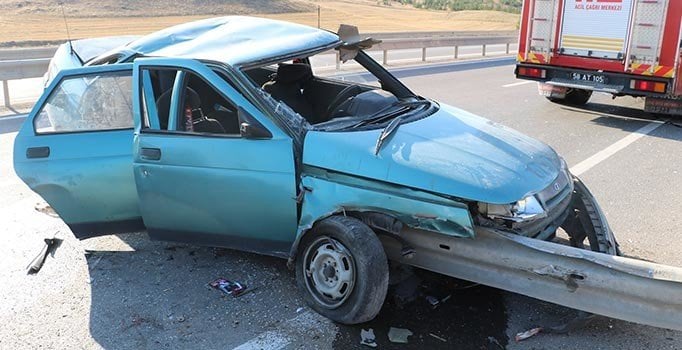Sivas'ta otomobil bariyerlere ok gibi saplandı: 6 kişi yaralı