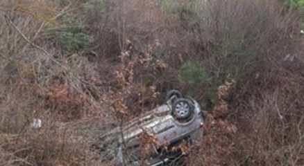 Sivas'ta otomobil devrildi: 3 kişi yaralandı