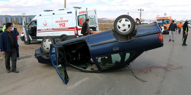 Sivas'ta otomobil devrildi: Çok sayıda yaralı var