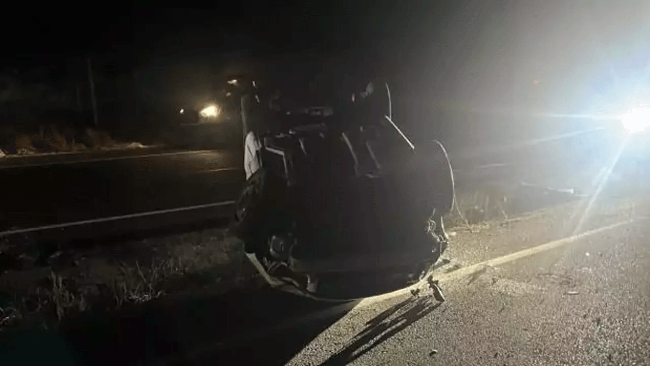 Sivas'ta otomobil su kanalına devrildi! 2 ölü 1 yaralı!