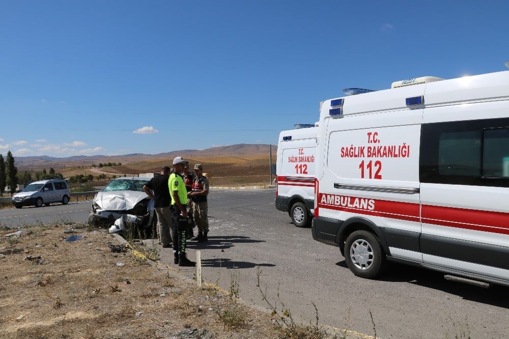 Sivas’ta otomobiller çarpıştı: 6 yaralı 