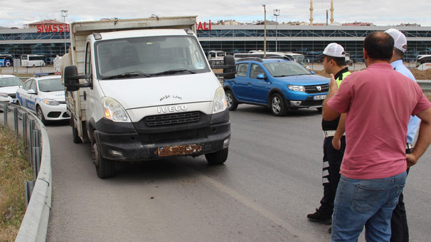 Sivas’ta polis plakadaki uyanıklığı fark etti, 14 bin 500 lira cezayı kesti!