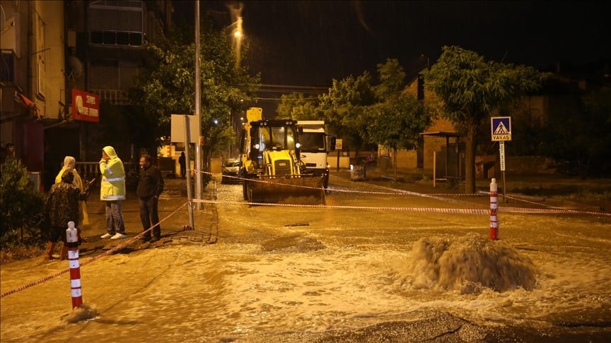 Sivas'ta sağanak nedeniyle yol çöktü, bazı evleri su bastı
