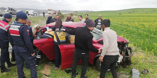 Sivas'ta şarampole devrilen otomobildeki 3 kişi yaralandı