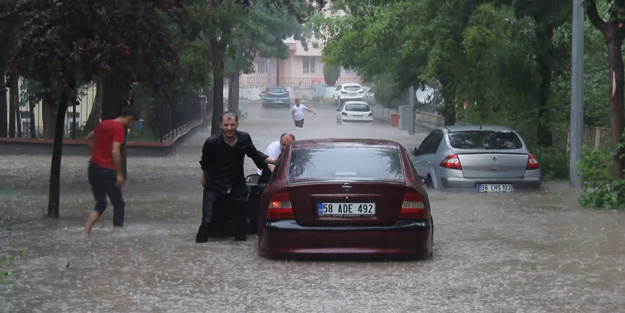 Sivas’ta şiddetli yağış hayatı felç etti! Bazı ev ve iş yerlerini su bastı