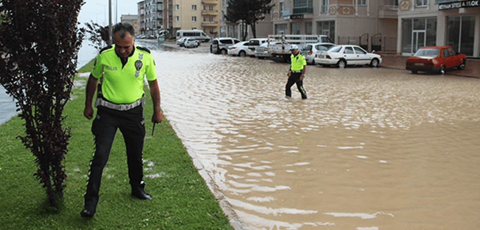 Sivas'ta şiddetli yağışta bazı köy yolları çamur yığını nedeniyle kapandı