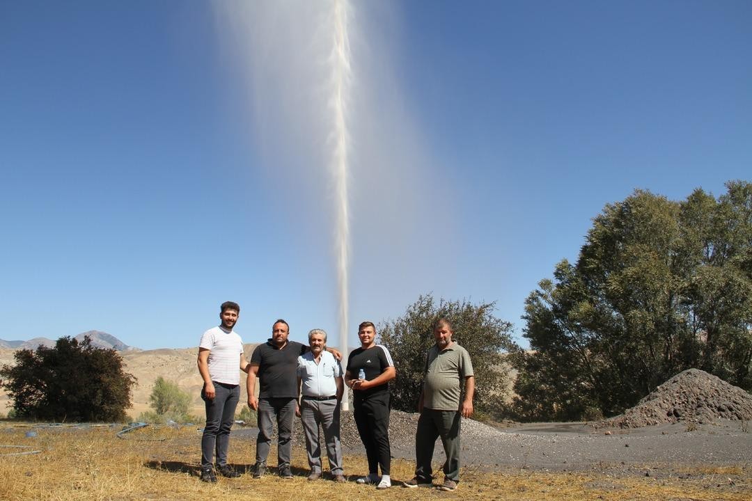 Sivas’ta sondajdan petrol gibi su fışkırdı! Saatlerce sürdü, görenler şaşkına döndü