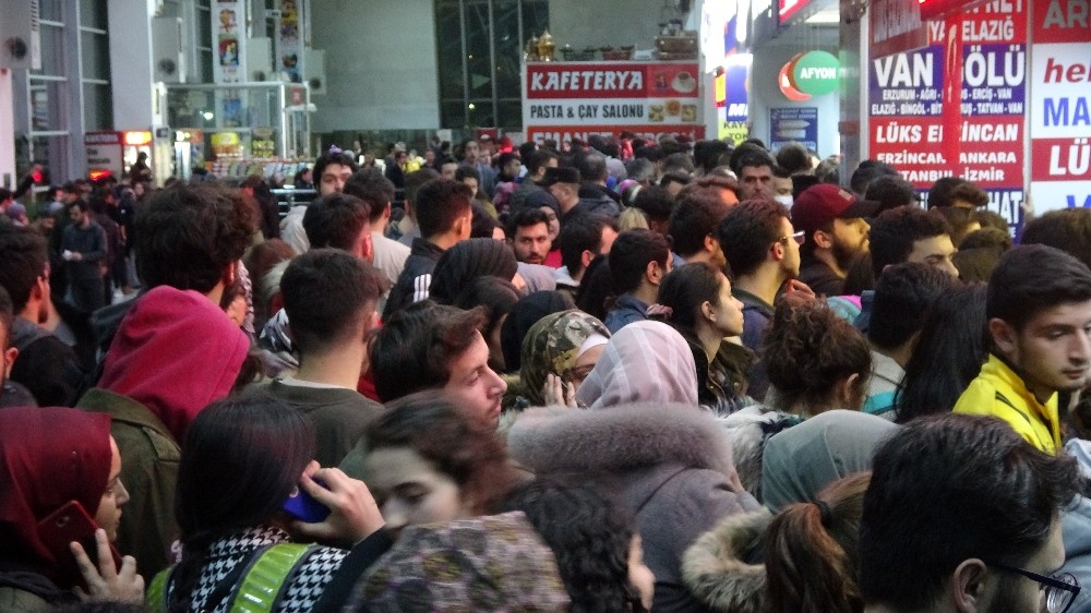 Sivas’ta tatili duyan öğrenciler bilet satış noktalarına akın etti 