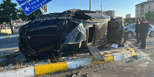 Sivas'ta trafik kazasında sürücü öldü, eşi ve kızı ağır yaralandı