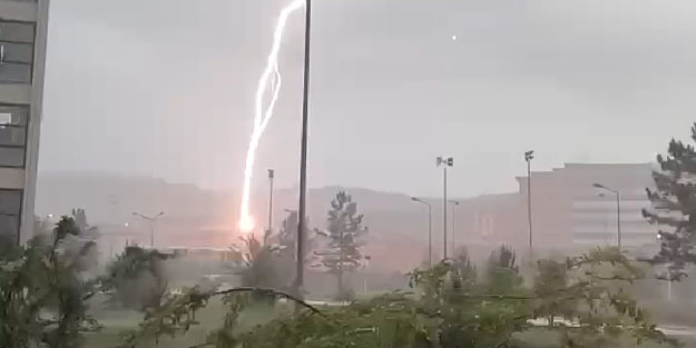 Sivas'ta üniversite kampüsüne yıldırım düştü! Korku dolu anlar kamerada