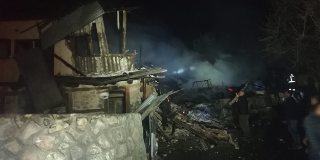 Sivas'ta yangın! 4 ev kullanılamaz hale geldi