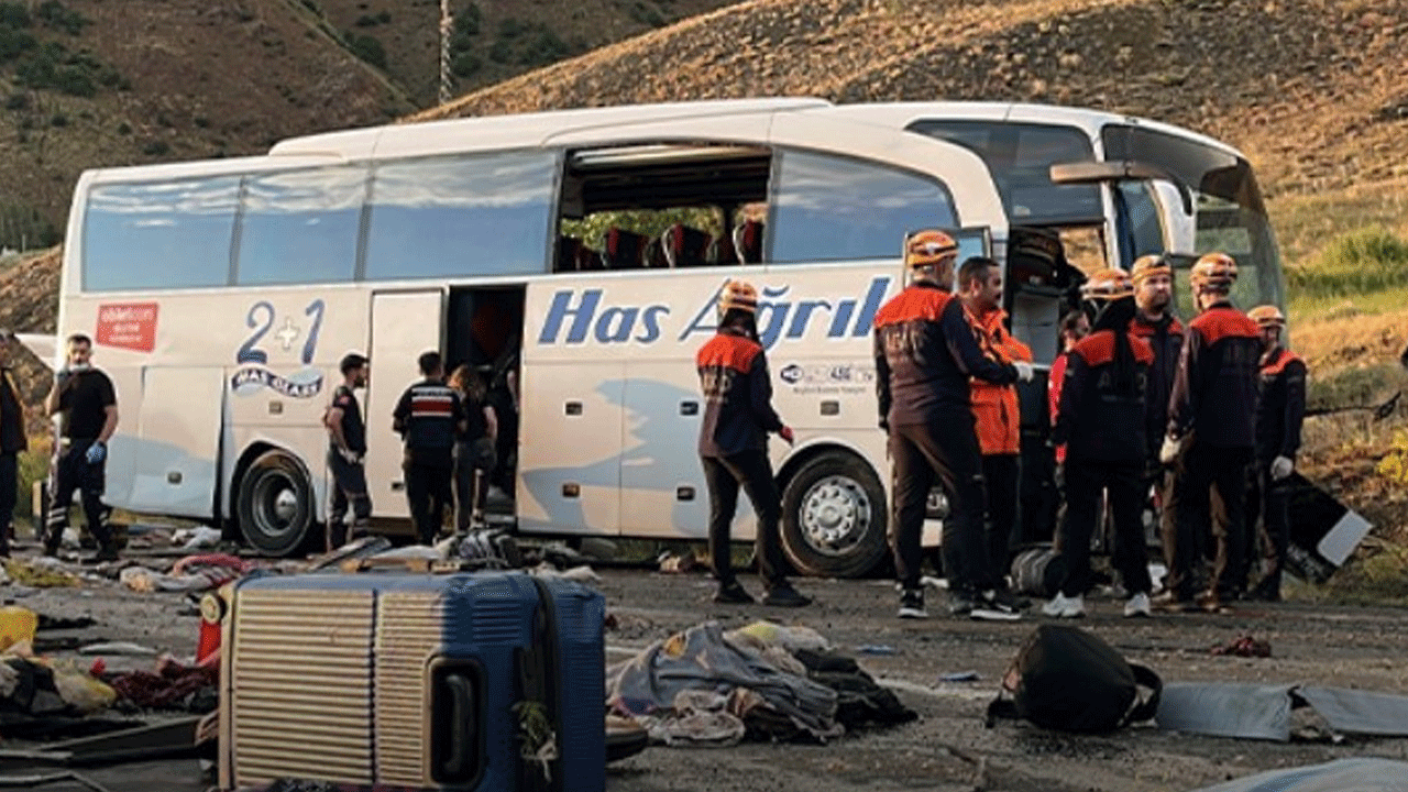 Sivas'ta yolcu otobüsü dağa çarptı: Ölü ve yaralılar var!
