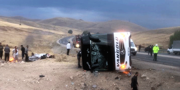 Sivas'ta yolcu otobüsü devrildi!