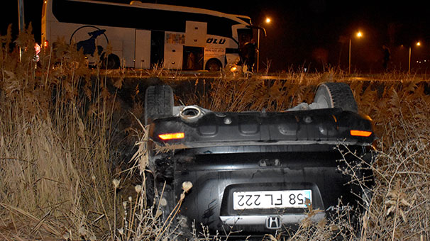 Sivas'ta yolcu otobüsü ile otomobil çarpıştı: 3 yaralı