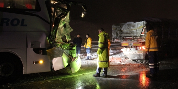 Sivas'ta yolcu otobüsü tıra çarptı: 10 yaralı